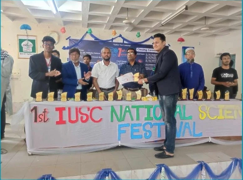Receiving Prize at 1st IUSC National Science Festival